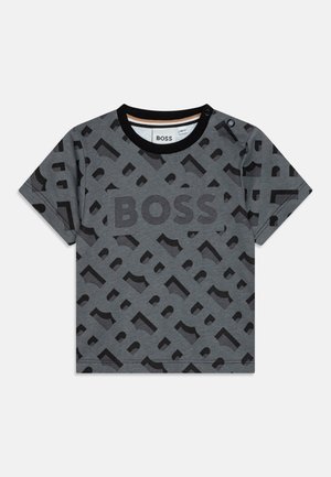 Graues Kurzarm-T-Shirt für Kleinkinder mit schwarzem geometrischem Muster, runder schwarzer Kragen, Druckknöpfe an der Schulter und "BOSS" in großen Buchstaben auf der Brust.