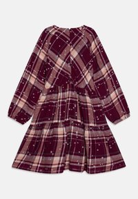 Abito a quadri bordeaux con maniche lunghe, design a strati, caratterizzato da motivi di stelle argentate e scollo rotondo. Tessuto morbido e testurizzato.
