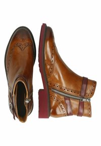Bottes Chelsea en cuir tan avec des détails en brogue, une sangle bordeaux et une fermeture éclair latérale. Le talon est légèrement épais avec une semelle texturée.