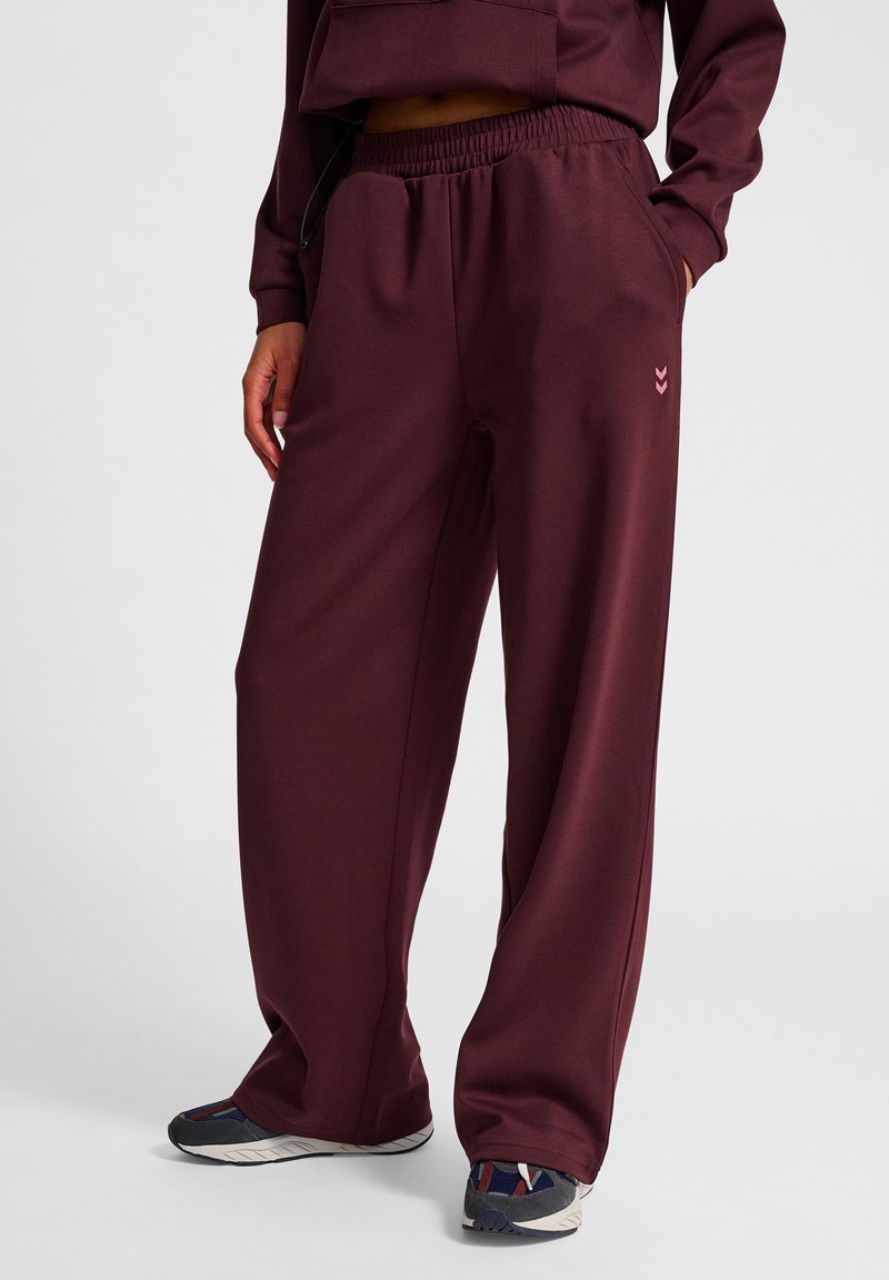 Bordeaux sweatpants met een relaxte pasvorm, elastische tailleband, zijzakken en een klein roze chevronlogo op het linkerpoot. Zachte textuur.