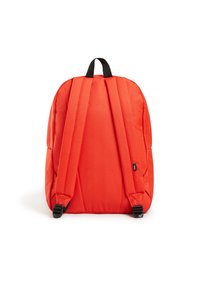 Zaino rosso in tessuto con spallacci imbottiti e regolabili e una maniglia superiore per il trasporto. Design semplice senza ulteriori motivi o dettagli hardware.