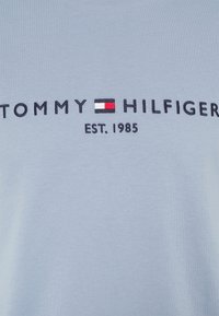 Tommy Hilfiger TOMMY LOGO TEE - T-shirt estampada - daybreak blue