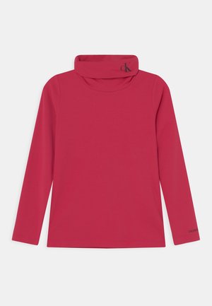 Czerwony golf z długim rękawem z logo Calvin Klein na kołnierzu i rękawie, przedstawiony na jednolitym tle.