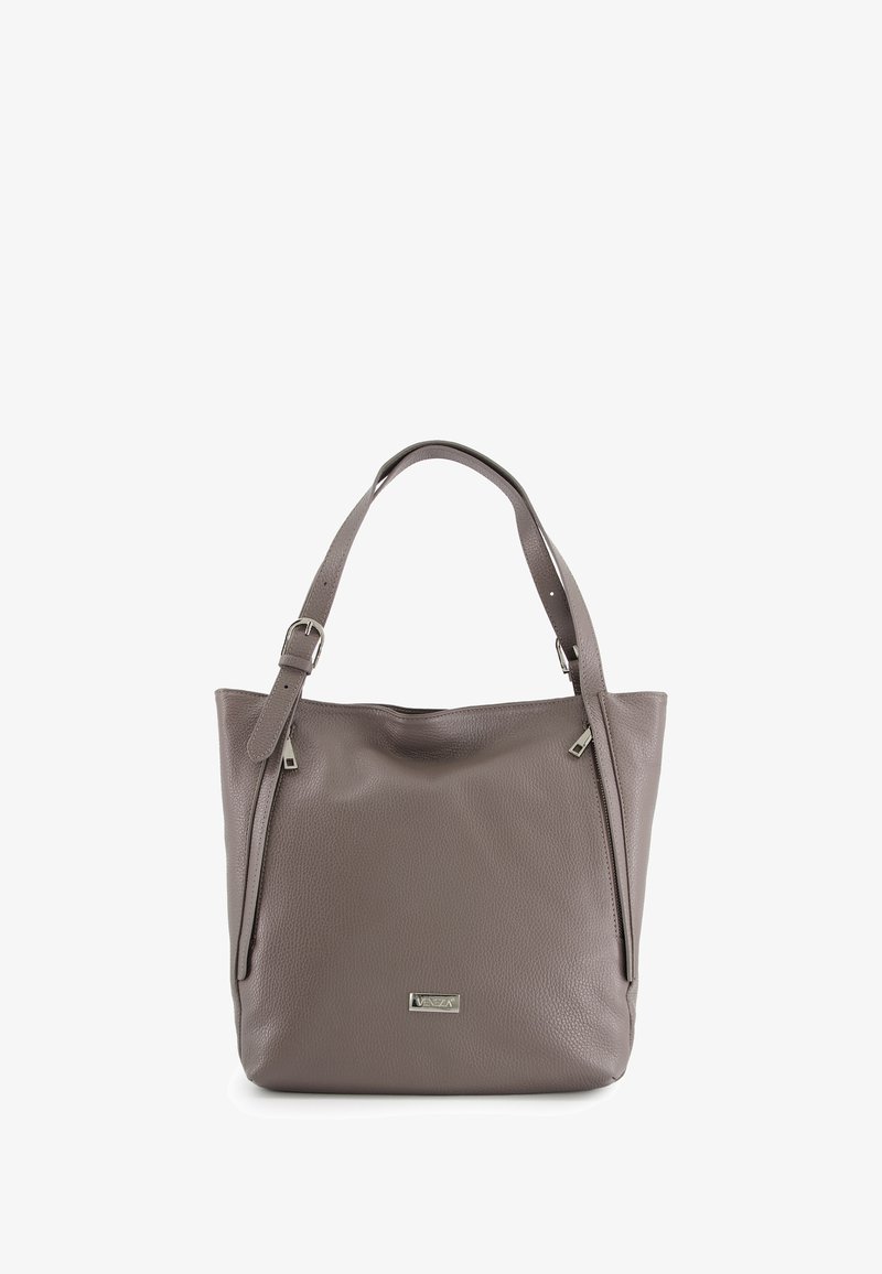 Taupe læder tote taske med to justerbare stropper, sølvfarvede lynlåsdragere og et lille rektangulært metallogo på fronten.