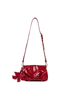 Borsa a tracolla in pelle rossa con un design morbido, dettaglio a fiocco e un accento floreale. Presenta una lunga tracolla regolabile e hardware in metallo.