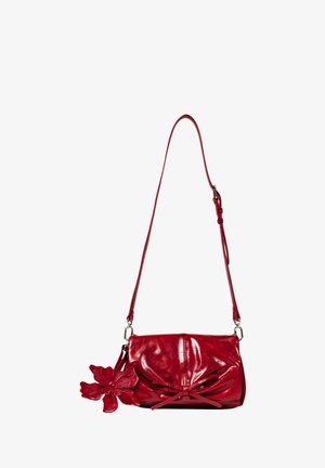 Sac à main en cuir rouge avec un design décontracté, un détail nœud et une accent floral. Il dispose d'une longue bandoulière réglable et de quincaillerie en métal.