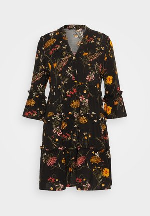 Schwarzes Kleid mit einem Blumenmuster, das orangefarbene, rosa und gelbe Blumen zeigt. Es hat einen V-Ausschnitt, Rüschensäume und ein gestuftes Rockdesign.