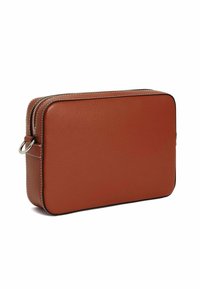 Borsa rettangolare in pelle marrone con finitura texturizzata, chiusura con doppia cerniera, rifiniture in bianco e un anello in metallo sul lato.