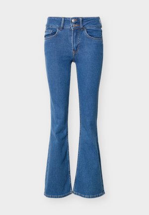 Jean en denim bleu taille haute avec jambes évasées, poches avant, passants pour ceinture et fermeture à double bouton à la taille.