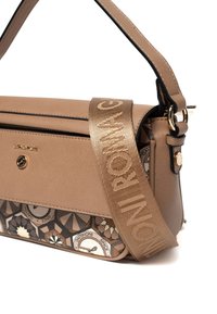 Borsa a tracolla in similpelle marrone con motivo geometrico nella parte inferiore. Presenta una chiusura in tono oro e una tracolla intrecciata con logo stampato.