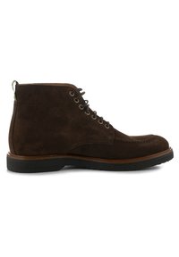 Botas de ante marrón hasta el tobillo con punta redonda, cordones de 6 ojales, costuras en contraste y suela de goma. Presenta una pequeña lengüeta trasera.