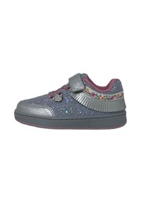 Sneaker grigia glitterata con accenti argentati, rifinitura floreale e una fascia in velcro. Presenta una punta arrotondata e una suola in gomma testurizzata.