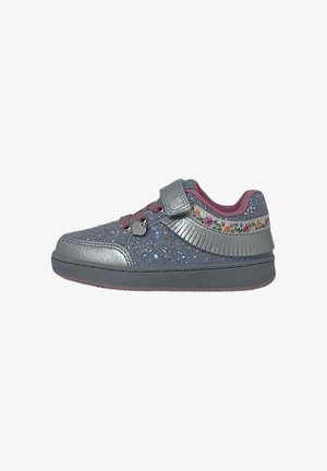 Sneaker grigia glitterata con accenti argentati, rifinitura floreale e una fascia in velcro. Presenta una punta arrotondata e una suola in gomma testurizzata.