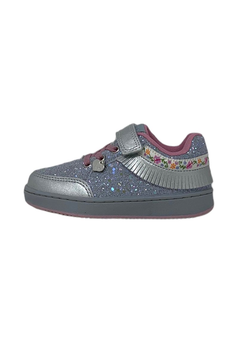 Sneaker grigia glitterata con accenti argentati, rifinitura floreale e una fascia in velcro. Presenta una punta arrotondata e una suola in gomma testurizzata.