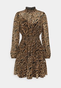Sateen leopard-print vaatteet vaaleassa ruskeassa ja mustassa, läpinäkyvää kangasta, smokkikaulus, pitkät hihat ja kerroksellinen röyhelöhelma.