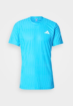 Lyseblå T-shirt med korte ærmer og et struktureret mønster. Har en hvid logo på venstre brystområde. Fremstillet af åndbart materiale.