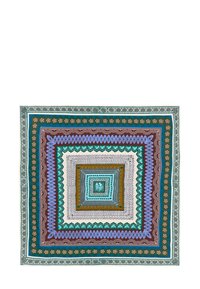 Pañuelo cuadrado con patrones geométricos intrincados en tonos verde azulado, marrón y lavanda, con una tela texturizada y bordes decorativos.