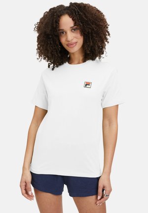 Camiseta de algodón blanca con mangas cortas, que presenta un pequeño logo bordado rectangular en rojo, azul y negro en el pecho.