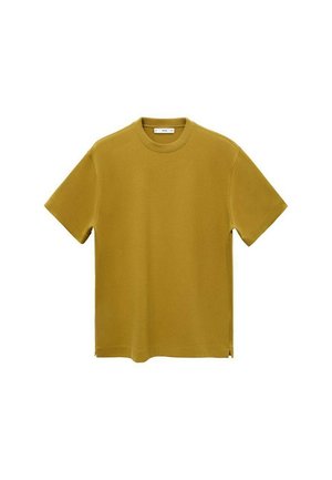 Tricou galben muștar cu mânecă scurtă, cu decolteu rotund, slituri laterale și o textură netedă, având un design minimalist.