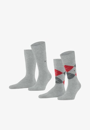Grau Socken Set, bestehend aus zwei einfarbigen Paaren und zwei gemusterten Paaren mit einem roten, grauen und weißen Argyle-Design. Weicher Stoff, Knöchellänge.