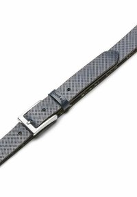 Grau perforierter Leder-Gürtel mit silberner Metallschnalle, der eine glatte Textur aufweist und über verstellbare Löcher zur Größenanpassung verfügt.