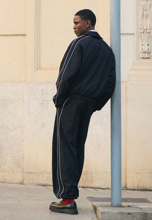 Bershka, PINSTRIPE ZIP-UP - JACKET - Leichte Jacke - royal blue