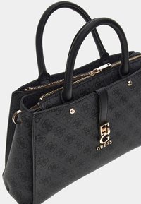 Borsa nera texture con manici doppi, dettagli in oro e un logo prominente sul davanti. Presenta una chiusura superiore con zip.