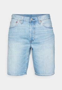 Vaaleansiniset farkkushortsit, joissa on etupainike, vetoketju, vyölenkit ja viiden taskun muotoilu, esitelty valkoista taustaa vasten.