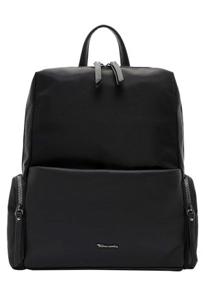 Sac à dos noir en tissu lisse avec des accents en cuir, comportant deux poches zippées à l'avant et des bretelles réglables.