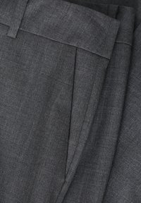 Šedé tailored kalhoty vyrobené z texturované látky, s puky a hladkým pasem. Design je moderní a minimalistický.