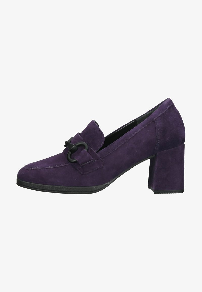 Fialové semišové lodičky na vysokém podpatku se čtveratou špičkou a dekoračním černým přezkovým akcentem na svrchní části. Pevný blokový podpatek pro oporu.