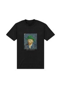 Černé tričko s motivem malby muže se zeleným kloboukem. Pod ním je text "ŠŤASTNÝ SVÁTEK SVATÉHO PATRIKA." Standardní střih, bavlněná látka.