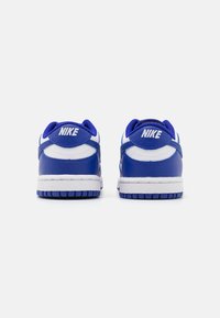 Nike Sportswear DUNK LOW UNISEX - Sneakers basse - white/concord/university red