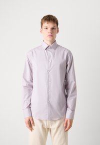 Hellblaues langärmliges Hemd mit einem Button-Down-Kragen und einem dezenten Muster. Die Knopfleiste vorne und die Manschetten haben passende Knöpfe. Glatte Stoffstruktur.