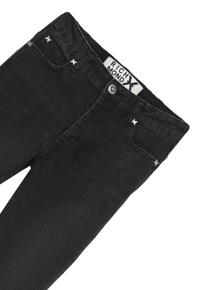 Jeans in denim nero con un design aderente, caratterizzati da dettagli a forma di stella argentata sulle tasche anteriori e un'etichetta del marchio in vita.