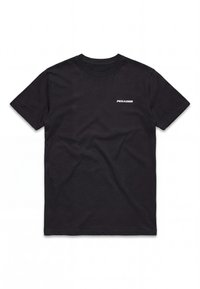 Sort kortærmet t-shirt med "PEGADOR" trykt med små hvide bogstaver på venstre bryst, vist på hvid baggrund.