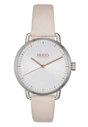 Zilverkleurig rond horloge met witte wijzerplaat, gouden uurmarkeringen en wijzers, beige gestructureerde leren band en het "HUGO BOSS" logo bij 12 uur.