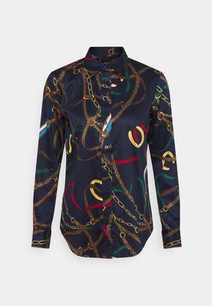 Camisa de manga larga color azul marino oscuro con un patrón de cuerdas trenzadas marrones, cadenas doradas y detalles coloridos en rojo, verde, azul y amarillo.