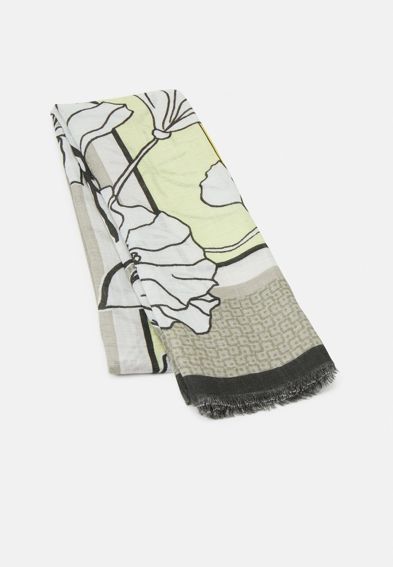 Écharpe pliée avec des motifs floraux abstraits en vert doux, blanc, beige et noir avec des bords frangés sur fond blanc.