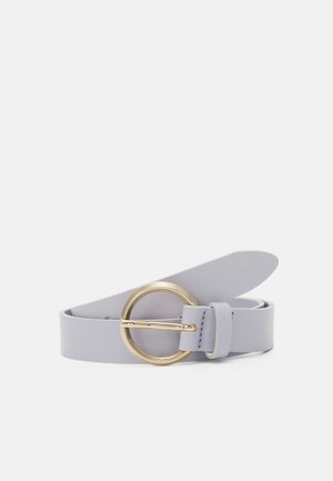 Ceinture en cuir violet clair avec boucle ronde en or, partiellement enroulée sur fond blanc.