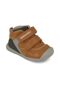 Zapato marrón y gris con dos correas de Velcro, suela de goma, detalles de costura y punta redondeada. Fabricado en cuero y materiales sintéticos.