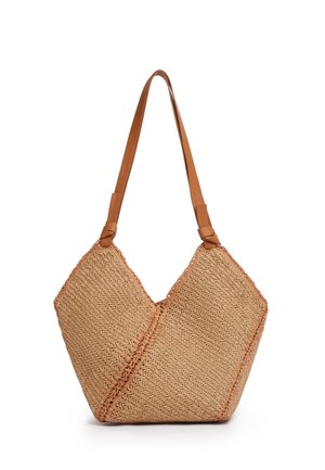 Borsa tote in paglia intrecciata color sabbia con ampie spalline in pelle marrone e forma geometrica e angolare.