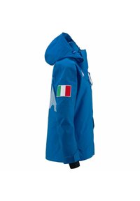Giacca blu con cappuccio, dotata di una patch con la bandiera italiana sulla manica, chiusura con zip e dettagli neri sui polsini. Materiale liscio e leggero.
