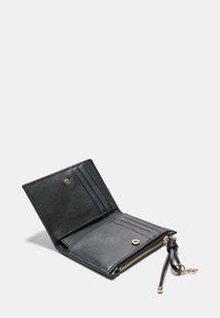 Czarny skórzany portfel z zamykaną na zamek kieszonką, wieloma przegródkami na karty oraz zapięciem na zatrzask. Gładka faktura z złotymi elementami ozdobnymi.