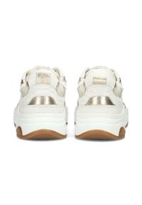 Sneakers bianchi con accenti metallici dorati, pannelli testurizzati e suola ammortizzata. Presenta un tacco prominente e un design posteriore distintivo.