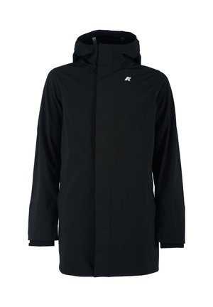 Giacca nera impermeabile con colletto alto e cappuccio regolabile. Presenta maniche lunghe, un design minimalista e un logo discreto sul fronte.