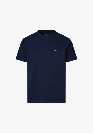 Camiseta de algodón azul marino de mangas cortas, con cuello redondo y un bolsillo en el lado izquierdo del pecho que presenta un pequeño logo en la parte superior.