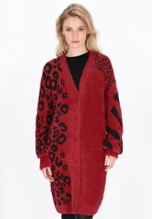 Rotes, flauschiges Strickjäckchen mit einem schwarzen Leopardenmuster, langen Ärmeln, einem V-Ausschnitt und einer Knopfverschlussleiste vorne.