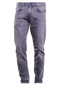 Jeans de mezclilla grises de corte slim con bolsillos frontales, trabillas para cinturón y cierre de botón, exhibidos sobre un fondo blanco.