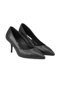 Une paire d'escarpins noirs en cuir à bout pointu avec des talons fins de hauteur intermédiaire sur un fond blanc.